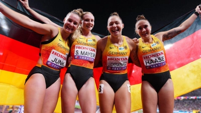 Gewannen WM-Bronze: Sophia Junk, Sina Mayer, Gina Lückenkemper und Rebekka Haase (v. l.). (Foto: Michael Kappeler/dpa)