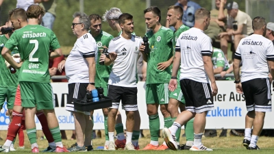 Viel trinken bei hohen Temperaturen: Das war für die SpVgg Ansbach im Testspiel gegen Greuther Fürth wichtig. (Foto: Martin Rügner)