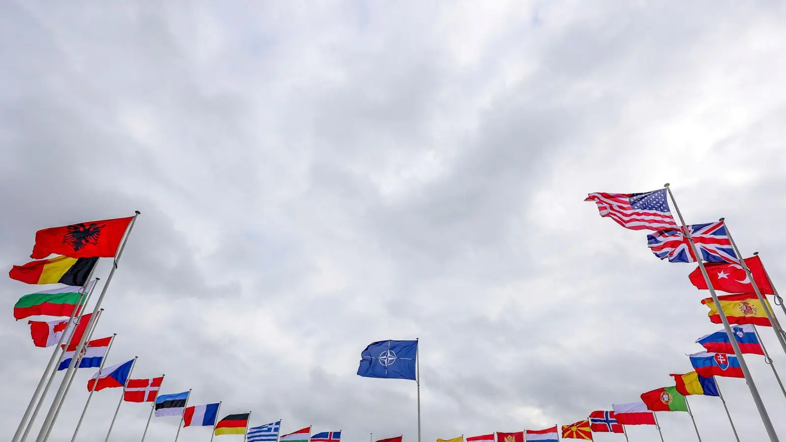 Die Fahnen der Nato-Staaten, darunter auch viele EU-Staaten. (Archivbild) (Foto: Olivier Matthys/AP/dpa)