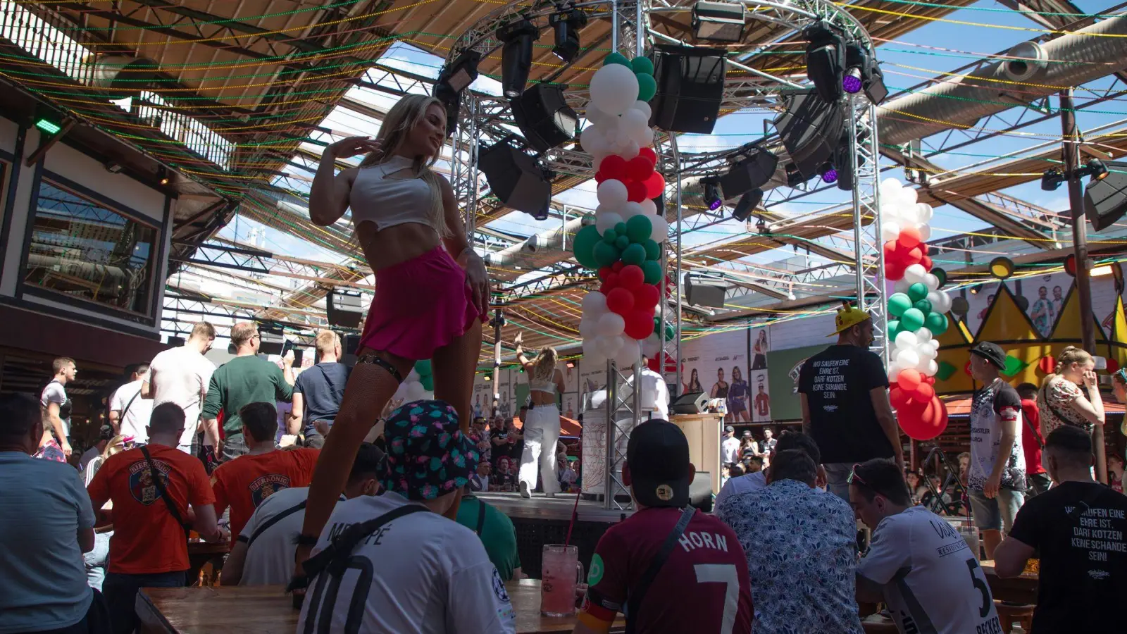 Die Party zur Eröffnung der Saison im Lokal „Bierkönig“ begann schon am Nachmittag. (Foto: Clara Margais/dpa)