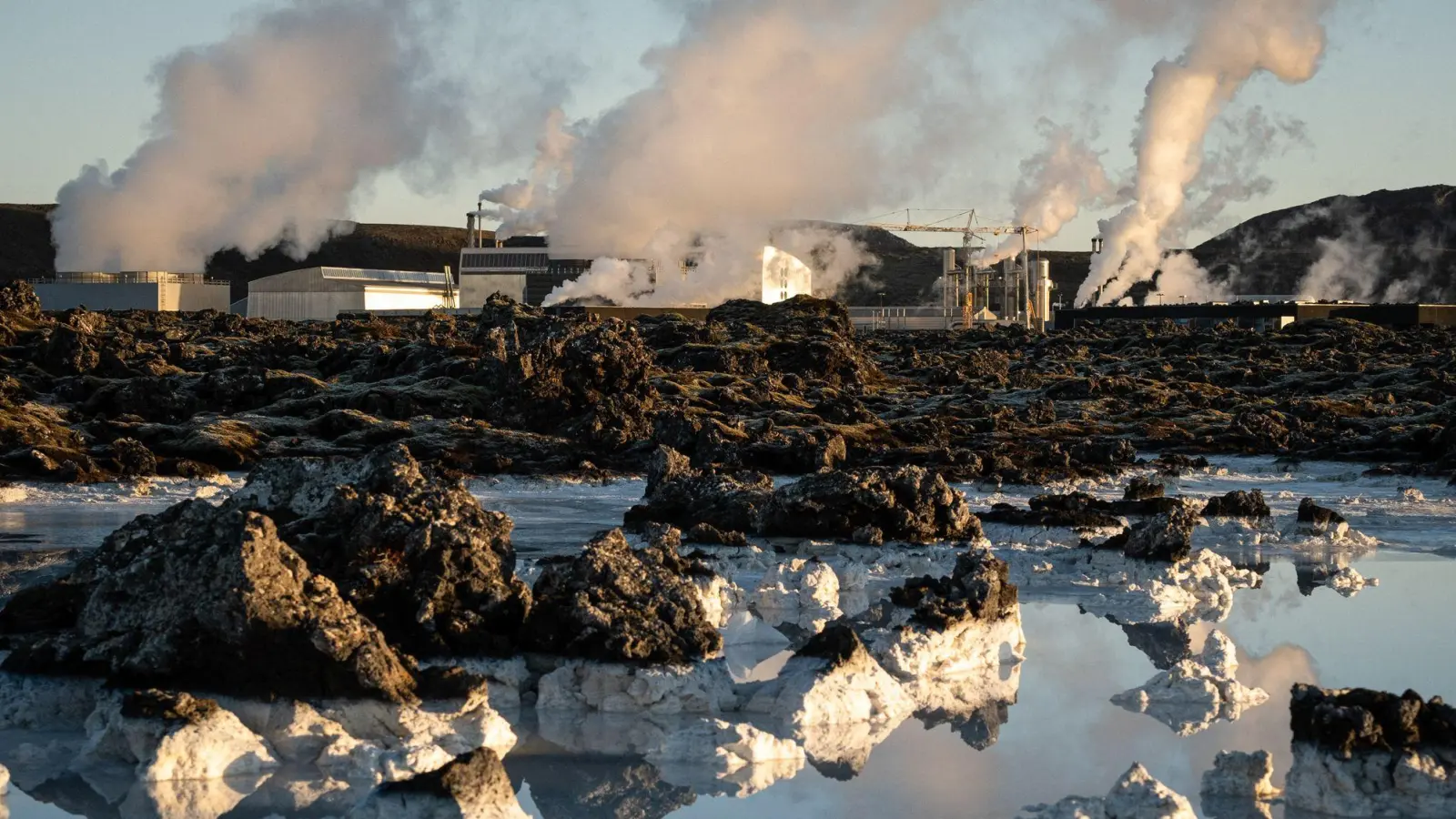 Neben der Blauen Lagune steigt im November 2023 Dampf vom geothermischen Kraftwerk Grindavik auf. (Foto: Raul Moreno/SOPA Images via ZUMA Press Wire/dpa)