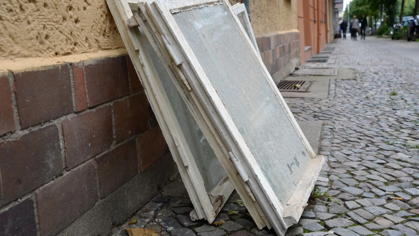 Sinnvoll vorgehen: Ein kompletter Fenstertausch sollte nur bei Schäden am Rahmen vorgenommen werden. (Foto: Andrea Warnecke/dpa-tmn)