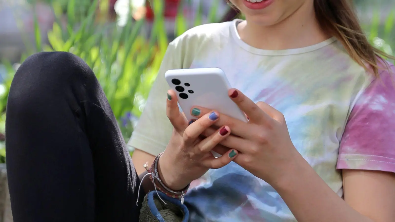 Reif fürs erste Handy? Der Wechsel zur weiterführenden Schule ist ein guter Anlass – aber kein Muss. (Foto: Mascha Brichta/dpa-tmn)
