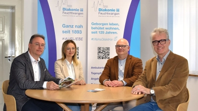 Kündigen ein neues Kurzzeitpflege-Projekt der Diakonie für Feuchtwangen an (von links): stellvertretender Vorsitzender Herbert Lindörfer, Geschäftsführerin Irina Reim, Vorsitzender und Dekan Wigbert Lehner sowie Bürgermeister Patrick Ruh. (Foto: Diakonie/Anette Danzer)