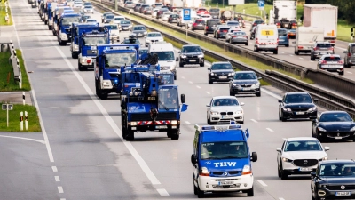 Fahrzeuge verschiedener bayerischer Ortsverbände des THW fahren mit Materialien zum Brückenbau über die Autobahn 8 in Richtung Slowenien. (Foto: Matthias Balk/dpa)
