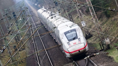 Rund 300 Fahrgäste mussten in einen Ersatzzug steigen, nachdem ein ICE im Landkreis Harburg liegen geblieben war. (Symbolbild) (Foto: Julian Stratenschulte/dpa)