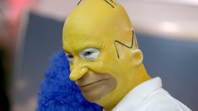 Der bayerische Ministerpräsident Markus Söder (CSU) am 17.02.2017 in Veitshöchheim (Bayern) als Homer Simpson verkleidet zur Fernseh-Prunksitzung "Fastnacht in Franken". (Foto: picture alliance / Daniel Karmann/dpa/Archivbild)