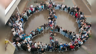 Im Pausenhof formierte sich die Schulfamilie zum Logo „Schule ohne Rassismus – Schule mit Courage“. (Foto: Friedrich Zinnecker)