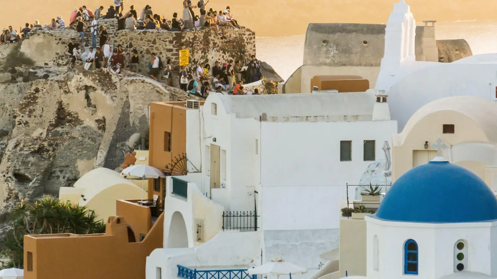 Goldene Stunde auf Santorin: Die griechische Insel ist ein beliebtes Reiseziel im Herbst. (Foto: Philipp Laage/dpa-tmn)