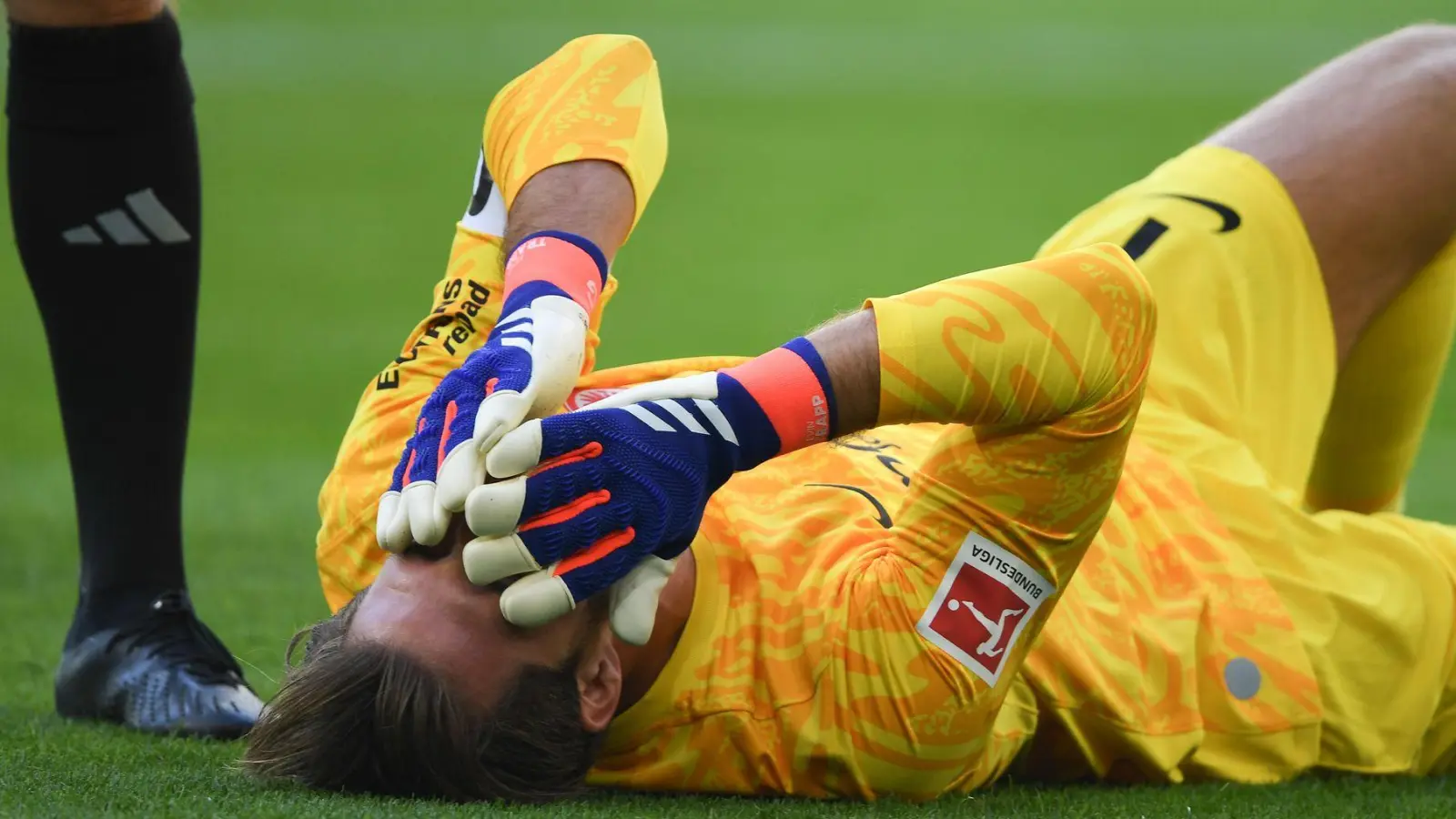 Verletzte sich beim Abschlag: Frankfurts Torwart Kevin Trapp. (Foto: Swen Pförtner/dpa)