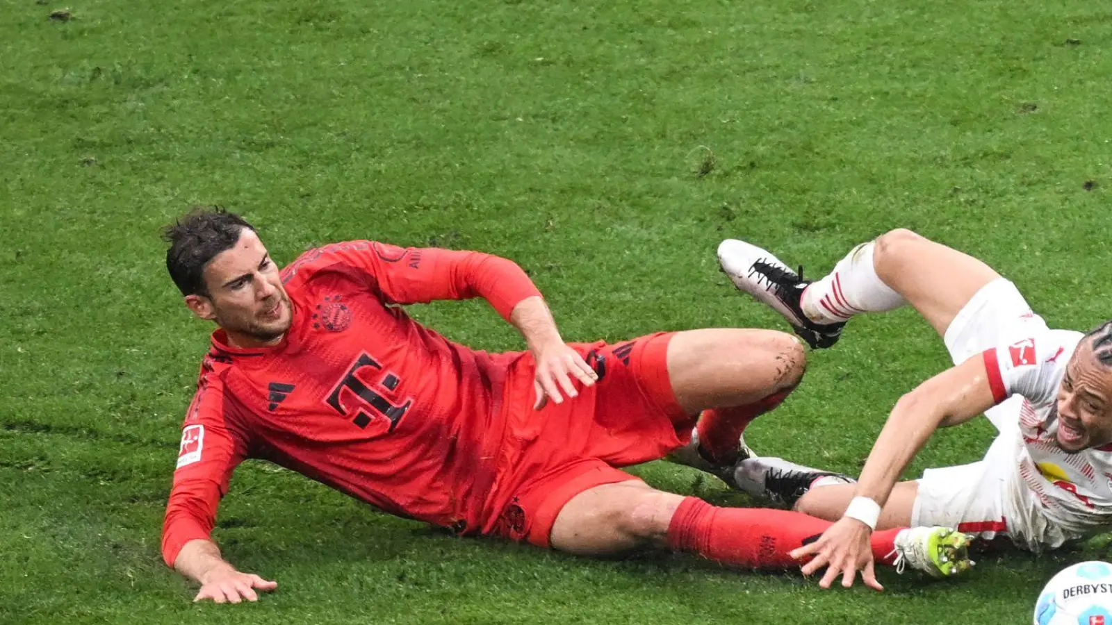 Leon Goretzka (l) und Leipzigs Xavi Simons kämpfen um den Ball. (Foto: Hendrik Schmidt/dpa)