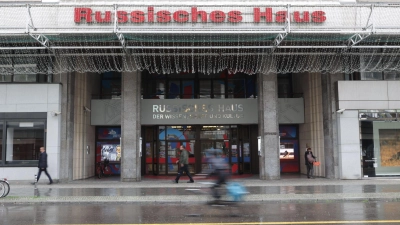 Das Russische Haus in Berlin ist immer wieder Anlass für Debatten. (Archivbild) (Foto: Jörg Carstensen/dpa)