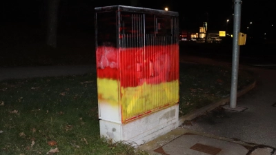 Eine große Deutschlandflagge prangt auf dem Stromkasten in Sachsen bei Ansbach. (Foto: Antonia Müller)