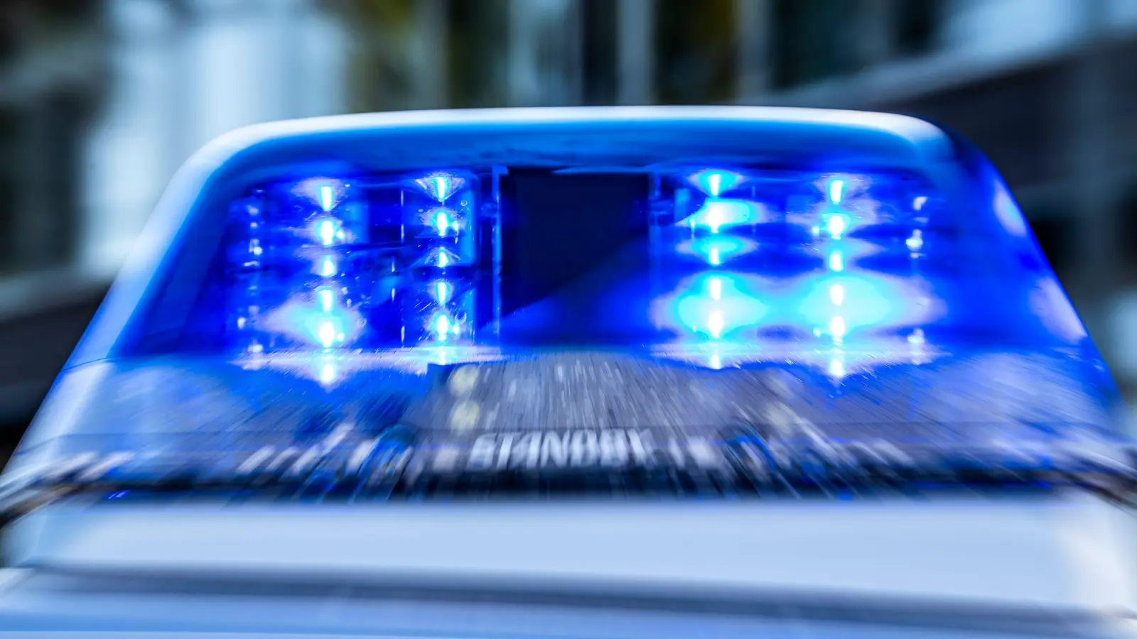 Der Reisebus kippte am Morgen um. Die Polizei ist im Einsatz. (Symbolbild) (Foto: David Inderlied/dpa)