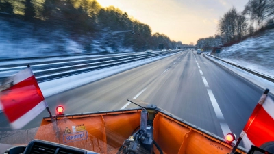 Räum- und Streufahrzeuge besitzen im Winter Sonderrechte: Autofahrer sollten ausreichend Abstand halten und vorsichtig fahren. (Foto: Frank Molter/dpa/dpa-tmn)