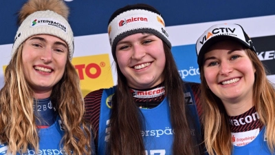 Die Österreicherin Madeleine Egle (l), Merle Fräbel (M) und Julia Taubitz (r)bei der Flower Ceremony. (Foto: Martin Schutt/dpa)