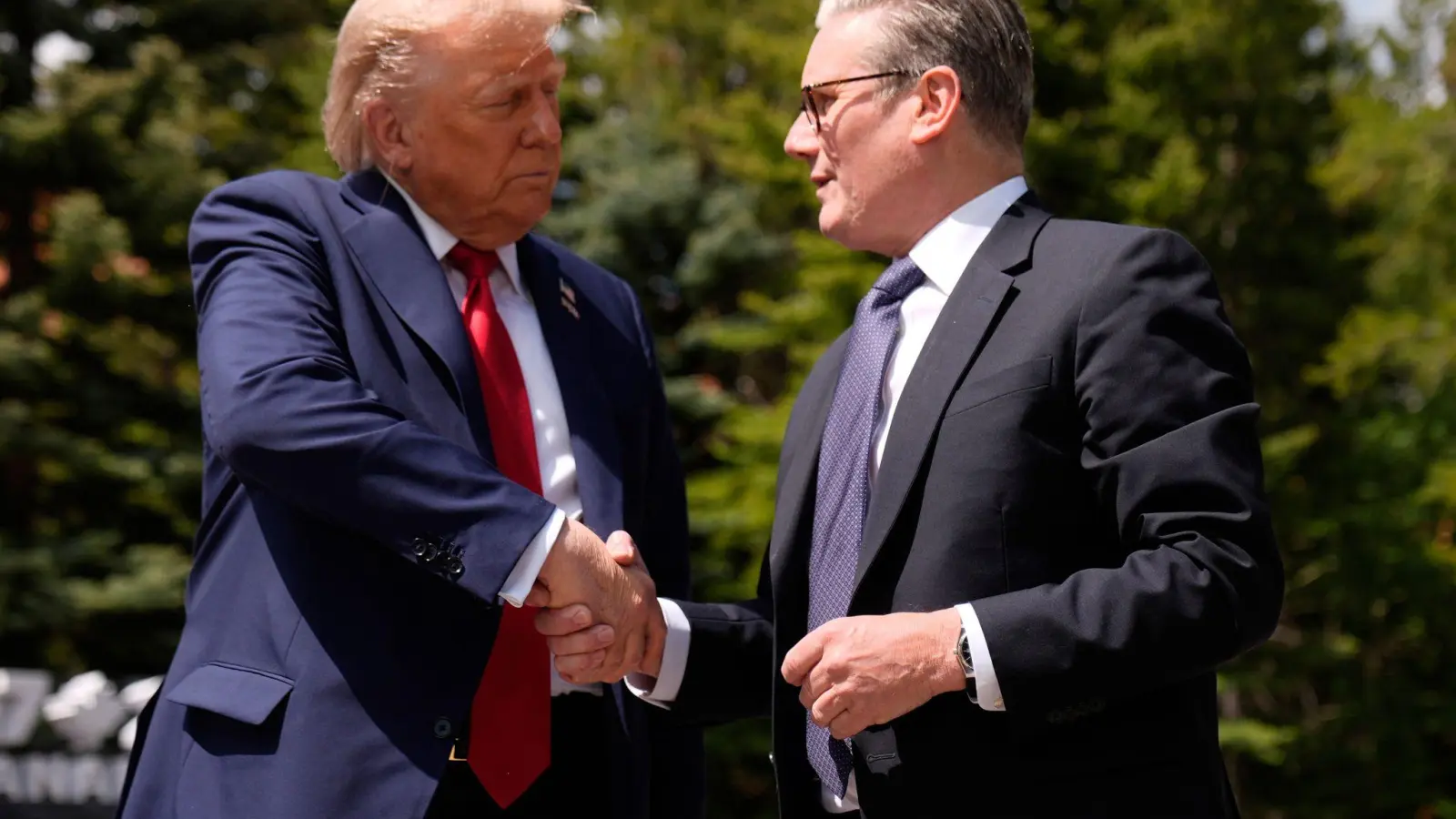 Trump und Starmer hatten ihren Handelspakt Anfang Mai verkündet - nun folgte beim G7-Gipfel der nächste Schritt. (Foto: Mark Schiefelbein/AP/dpa)