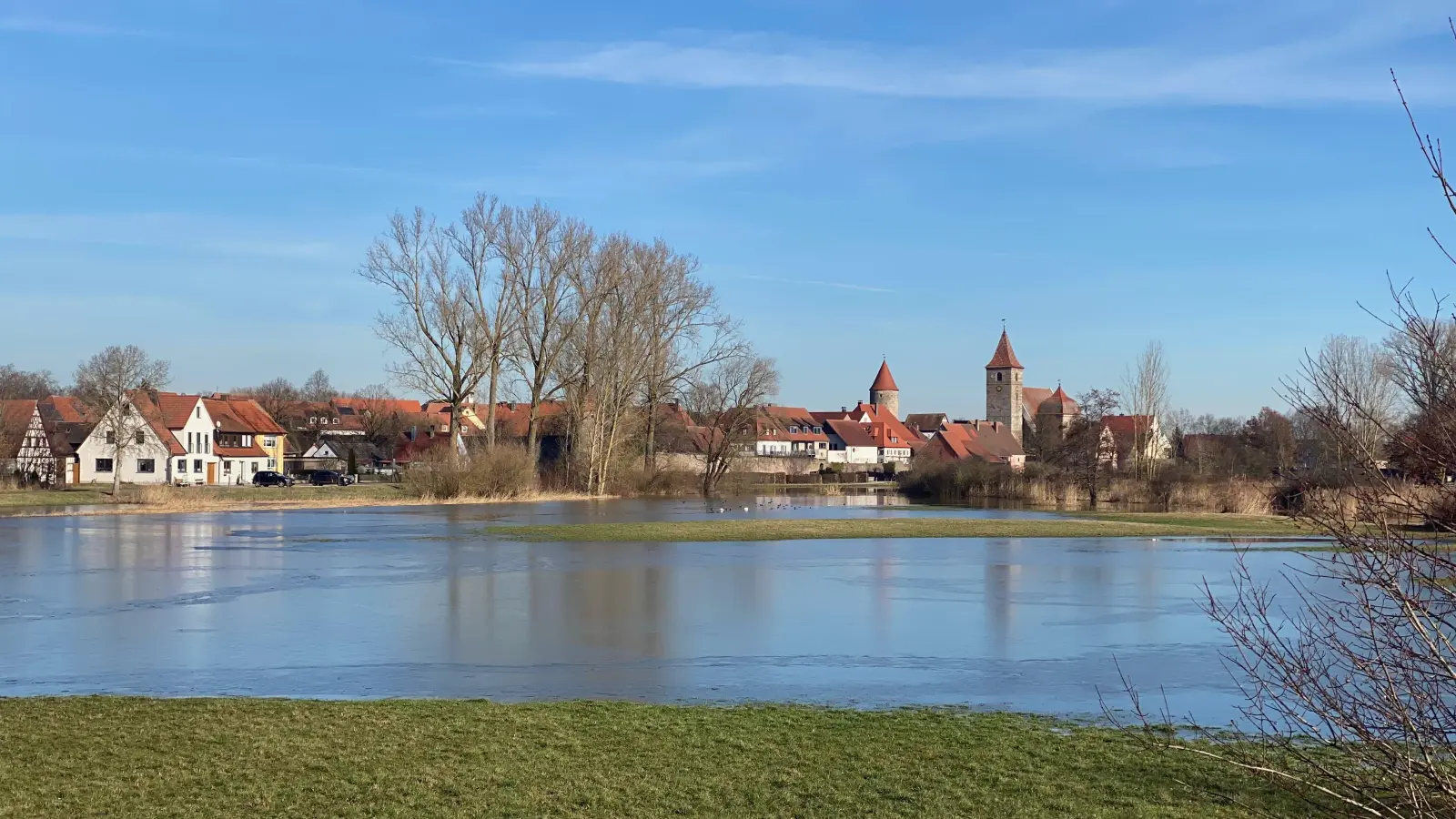 Bis vor die Tore von Ornbau reichen die Feuchtwiesen entlang der Altmühl. Sie sind vor allem abseits der Orte ein letzter Rückzugsort für bedrohte Tierarten. (Foto: Manfred Blendinger)