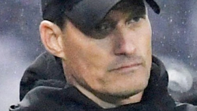 Alexander Blessin kassierte mit dem FC St. Pauli die sechste Bundesliga-Niederlage nacheinander. (Foto: Daniel Bockwoldt/dpa)