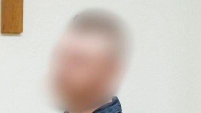 Der Angeklagte (l.) äußerte sich nicht persönlich zu den Vorwürfen. (Foto: Andreas Arnold/dpa)