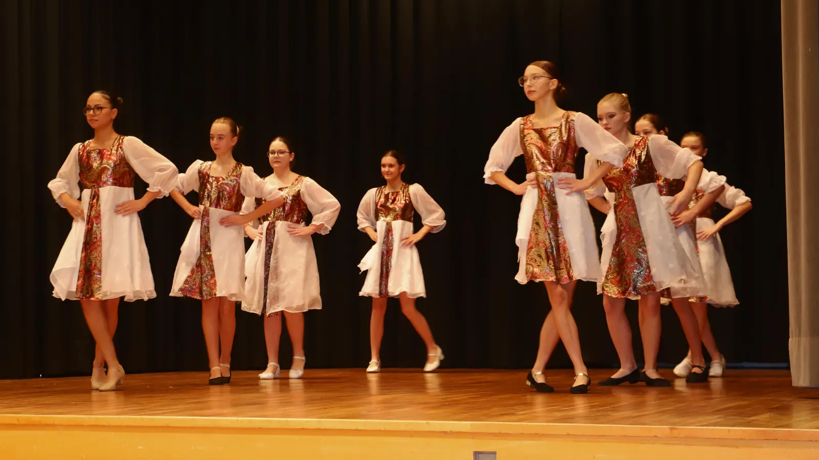 Mitglieder der Gruppe Dance Paradise präsentieren im Bühnenprogramm ein Potpourri aus internationalen Tänzen. (Foto: Oliver Herbst)