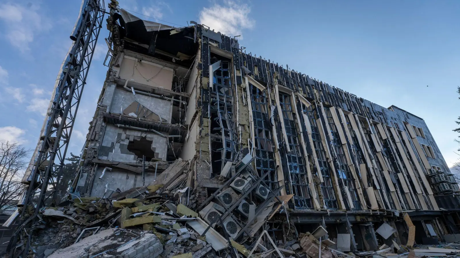 Mindestens fünf Menschen starben bei einem russischen Raketenangriff auf die Stadt Isjum. (Foto: Andrii Marienko/AP/dpa)