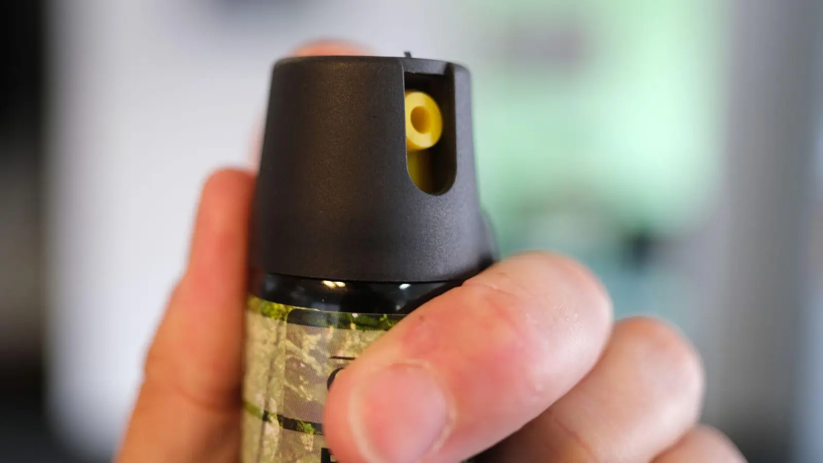 Der Täter soll das Pfefferspray ziellos im Gebäude verteilt haben. (Symbolbild) (Foto: Bernd Weißbrod/dpa)