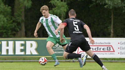 Der Tabellenführer FV Uffenheim (links Luke Preen, gegen Johannes Wieland vom TSV Heideck) empfängt am Sonntag den FC Schwand. (Foto: Martin Rügner)