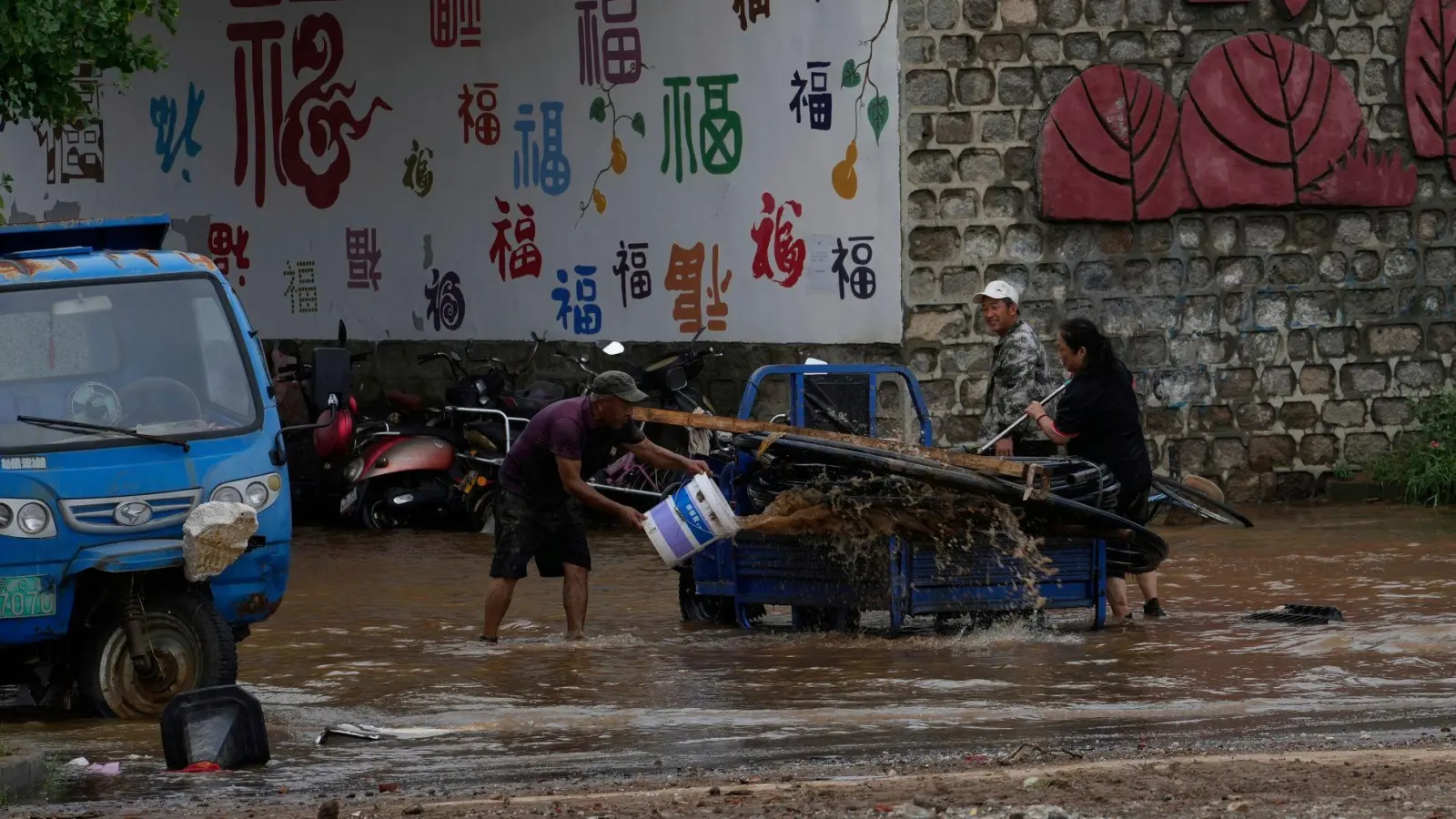 Die Behörden hatten vor schweren Unwettern gewarnt. (Foto: Mahesh Kumar A./AP/dpa)