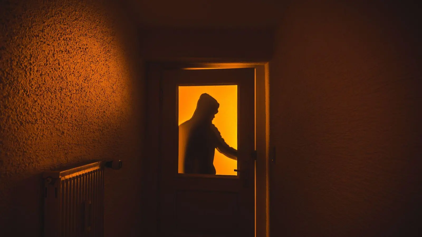 Schon an der Tür zum Verkaufsraum kam eine unbekannte Person in einer Markt Erlbacher Tankstelle nicht vorbei. (Symbolbild: Nicolas Armer/dpa/dpa-tmn)