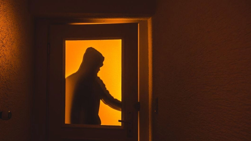 Ein Unbekannter hat sich am Donnerstagmorgen unter dem Vorwand einer Autopanne Zutritt zu einem Haus in Käferbach (Ansbach) verschafft und Bargeld gefordert. (Symbolbild: Nicolas Armer/dpa/dpa-tmn)
