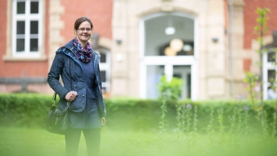 Julia Kistner, Genesungsbegleiterin, steht vor dem Zentrum für Psychiatrie des Universitätsklinikums Gießen und Marburg. (Foto: Sebastian Gollnow/dpa)