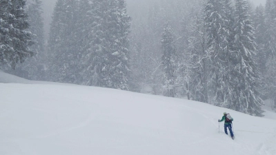 Noch lässt der Winter auf sich warten. In höheren Lagen muss aber schon mit Neuschnee gerechnet werden. Der Alpenverein gibt Tipps zur Tourenplanung. (Symbolbild) (Foto: Angelika Warmuth/dpa)