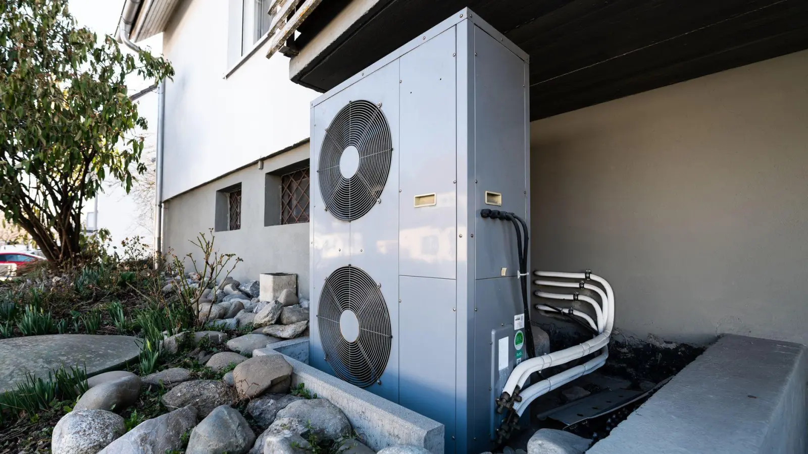 Wie kann ich erneuerbare Energien in meinem Haus nutzen? Bei solchen Fragen hilft die Energieberatung. (Archivbild) (Foto: Silas Stein/dpa)