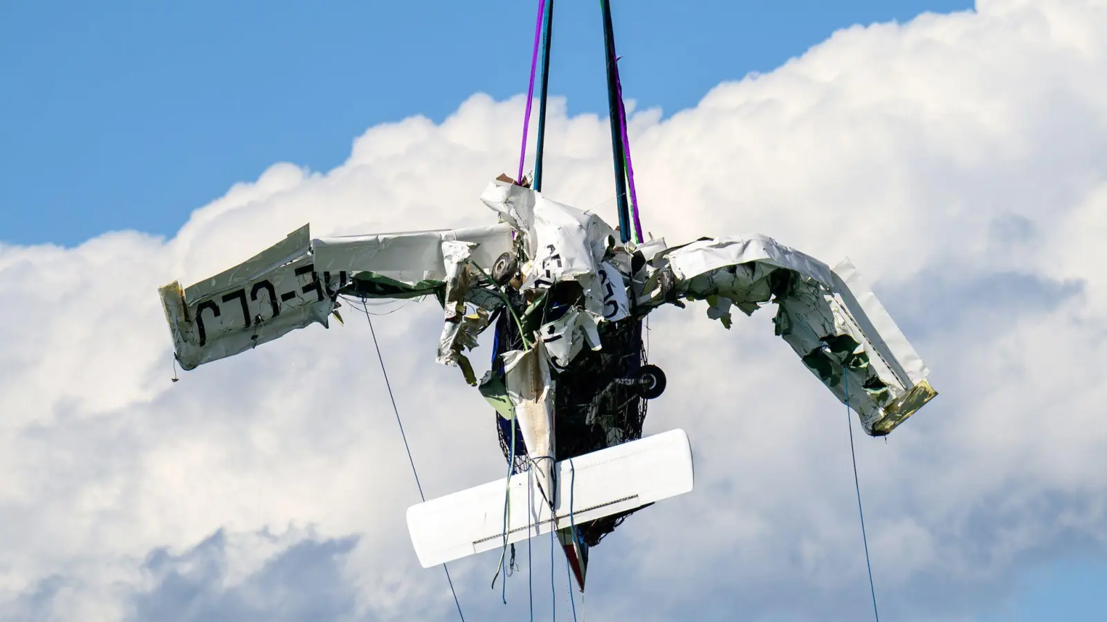 Das Wrack mit zwei Toten an Bord wurde aus 160 Metern Tiefe gehoben. (Foto: Fotokerschi/Werner Kerschbaummay/APA/dpa)