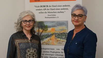 Silvia Schäuble (links) und Claudia Buck vom Hospizverein Ansbach beraten ab jetzt monatlich zum Thema Patientenverfügung und Versorgungsvollmacht. (Foto: Anna Beigel)