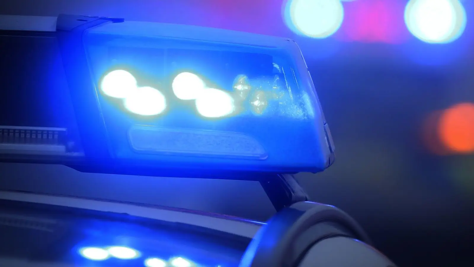 Zu einem schweren Unfall wurde die Polizei in Regensburg nachts alarmiert. (Symbolbild) (Foto: Karl-Josef Hildenbrand/dpa)