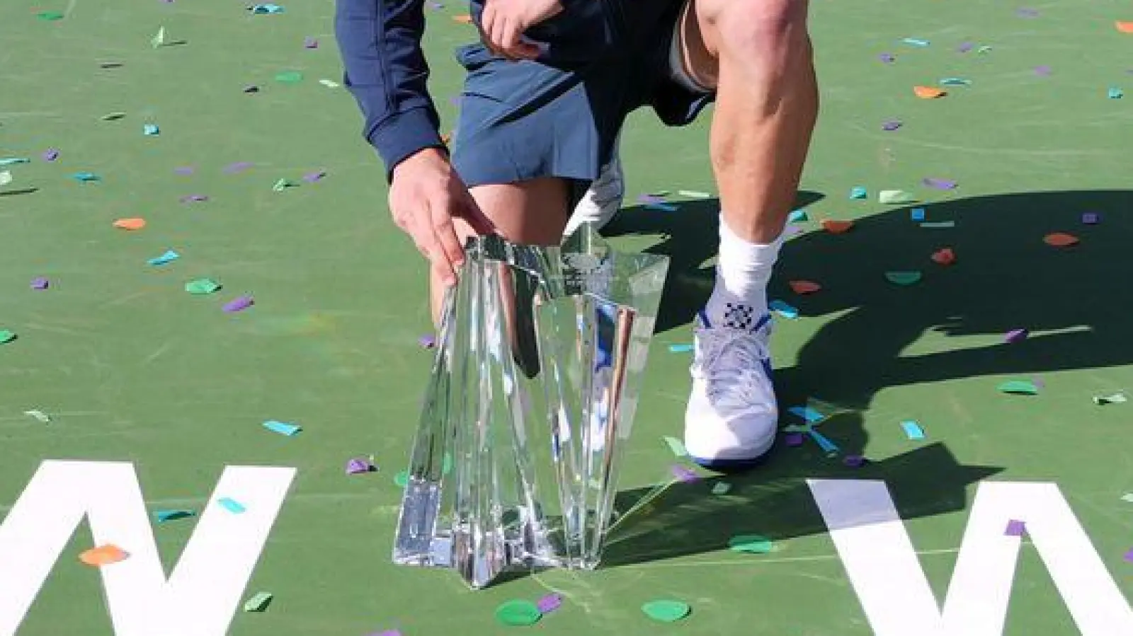 ack Draper posiert mit der Siegertrophäe in Indian Wells. (Foto: Mark J. Terrill/AP/dpa)