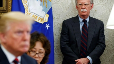 Bolton veröffentlichte 2020 ein Enthüllungsbuch, in dem er ein vernichtendes Bild von Trump zeichnete. (Archivbild) (Foto: Evan Vucci/AP/dpa)