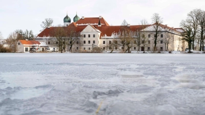 Am Kloster Seeon ist eine 100 Kilogramm schwere Bronzefigur gestohlen worden. (Archivbild)   (Foto: Peter Kneffel/dpa)