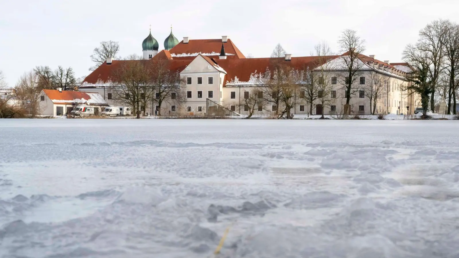 Am Kloster Seeon ist eine 100 Kilogramm schwere Bronzefigur gestohlen worden. (Archivbild)   (Foto: Peter Kneffel/dpa)