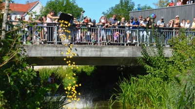 Der Start des Entenrennens: Hier wurden die quietschgelben Tiere an der Heubrücke zu Wasser gelassen.  (Foto: Peter Tippl)