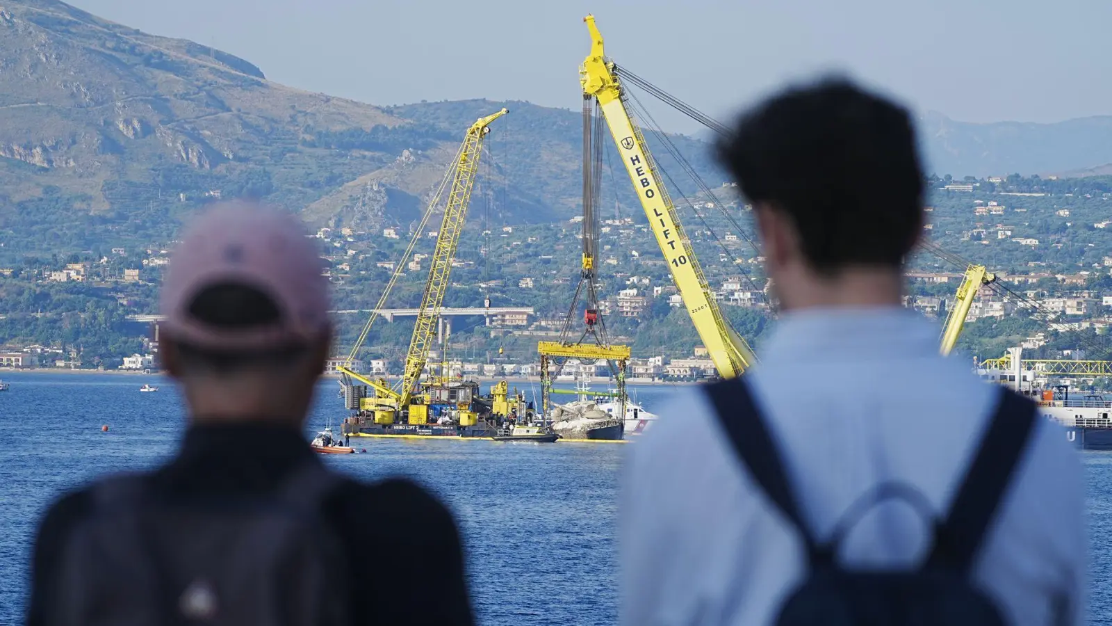 Ein besonderer Anblick: die Bergung der Superyacht „Bayesian“. (Foto: Peter Byrne/PA Wire/dpa)