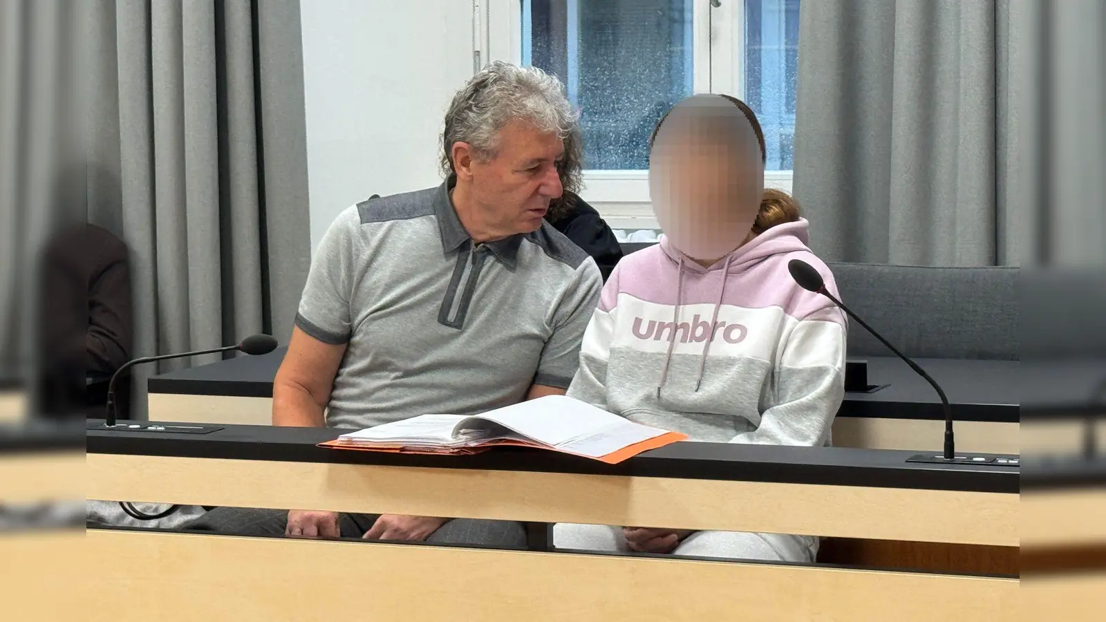 Die 34-Jährige muss sich wegen versuchten Mordes verantworten. (Foto: Aleksandra Bakmaz/dpa)