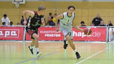 Nino Neubert (rechts, gegen den Vilsbiburger Moritz Kraske) plagten unter der Woche Rückenschmerzen. Hinter seinem Einsatz gegen den MTSV Schwabing steht noch ein kleines Fragezeichen. (Foto: Martin Rügner)