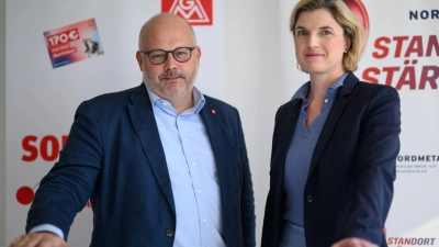 Peilen Pilotabschluss an: Daniel Friedrich (Bezirksleiter IG Metall Küste) und Lena Ströbele (Tarifverhandlungsführerin Nordmetall) (Foto: Izabela Mittwollen/dpa)