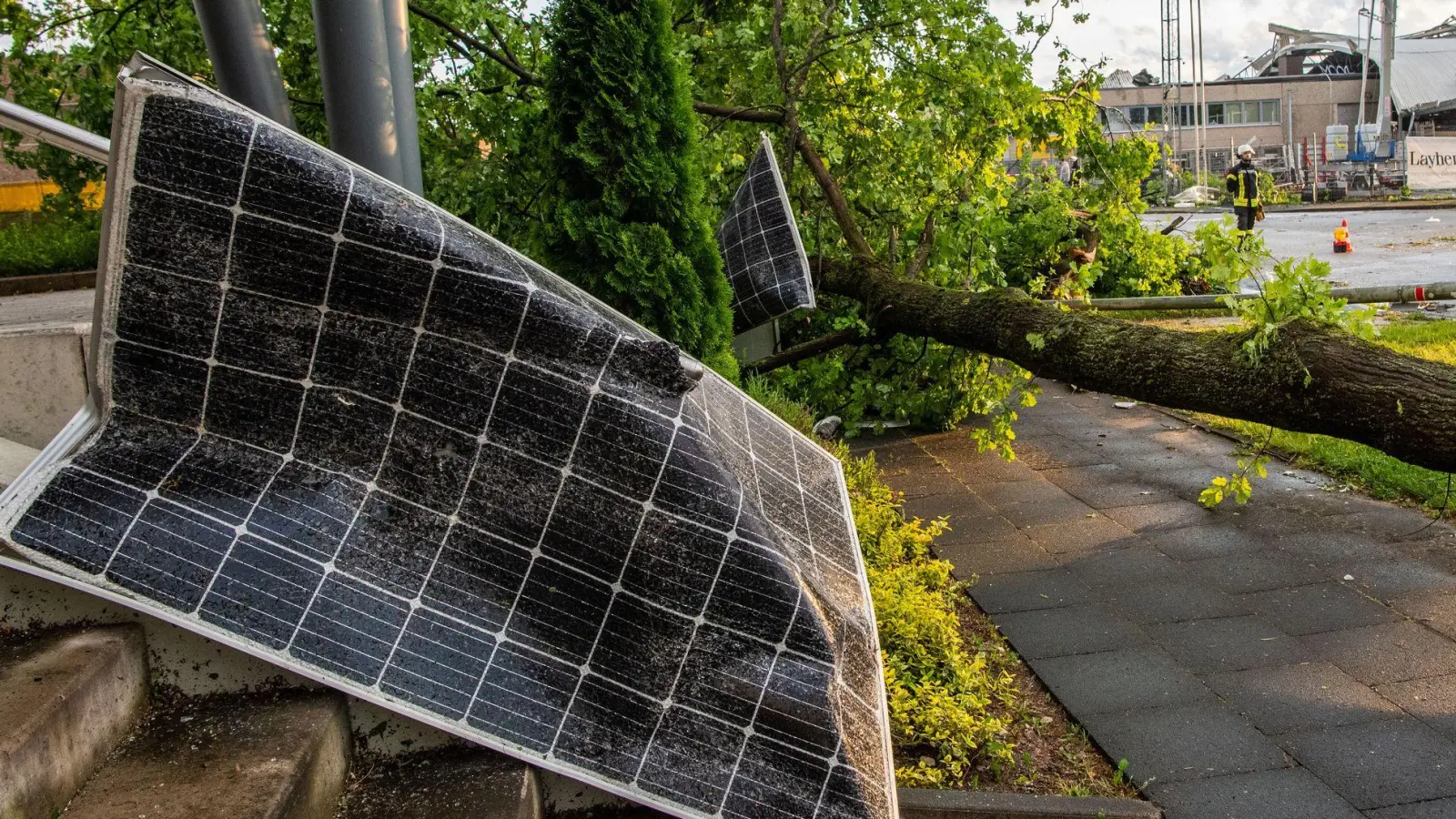 Sturmschäden und Co.: Wenn die Solaranlage selbst in Mitleidenschaft gezogen wird, springt in der Regel die Hausratversicherung ein. (Foto: Lino Mirgeler/dpa/dpa-tmn)