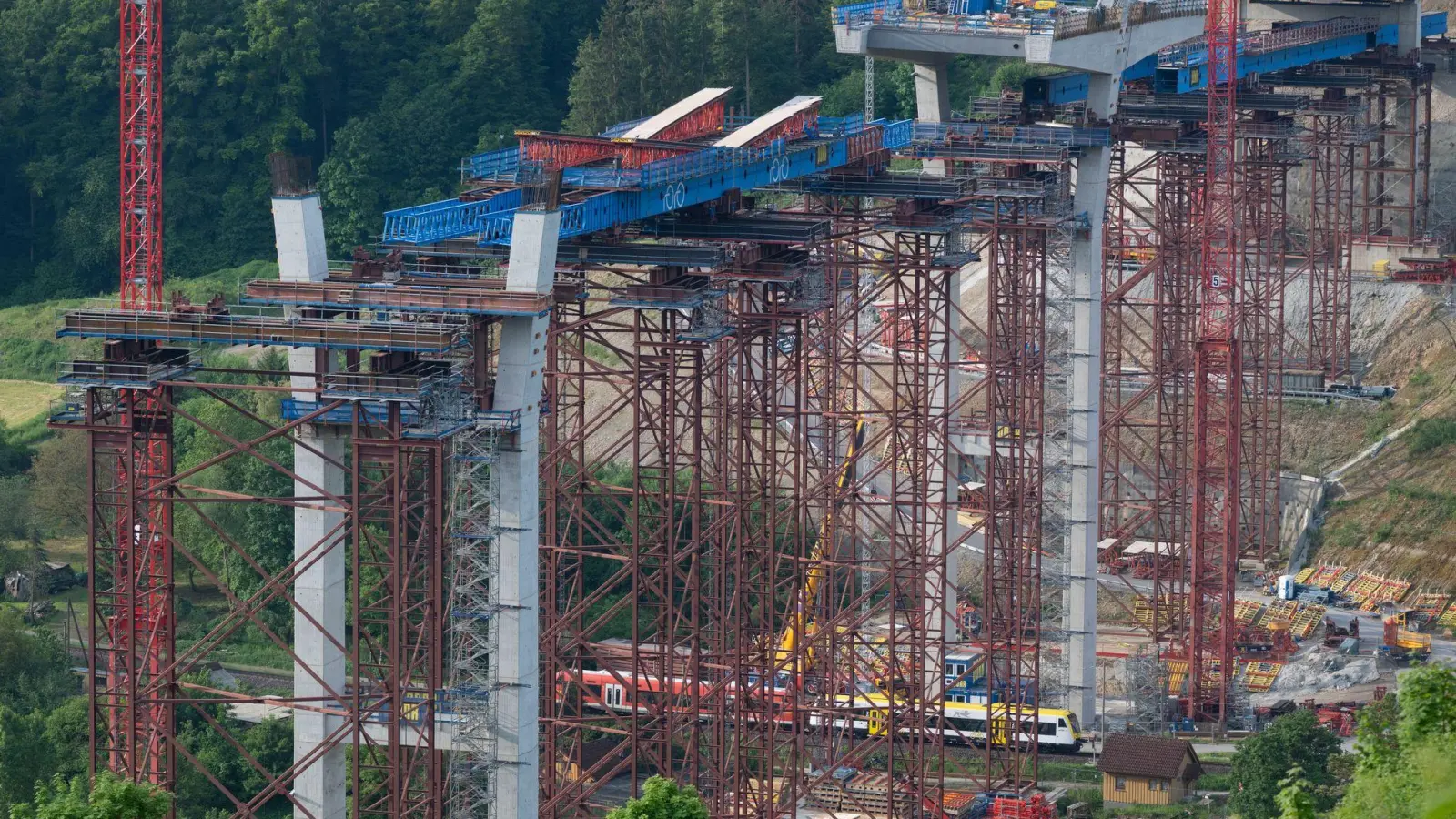 Drei Arbeiter sterben bei Gondelabsturz  (Foto: Marijan Murat/dpa)