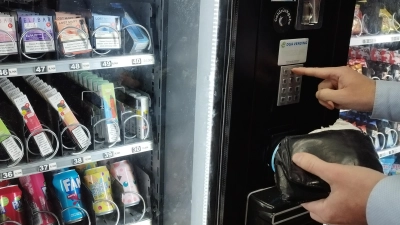 Die Zahl der Automaten in Ansbach wächst. Rund um die Uhr kann man sich mit Energydrinks, Süßigkeiten oder Utensilien zum Rauchen eindecken. (Foto: Robert Maurer)