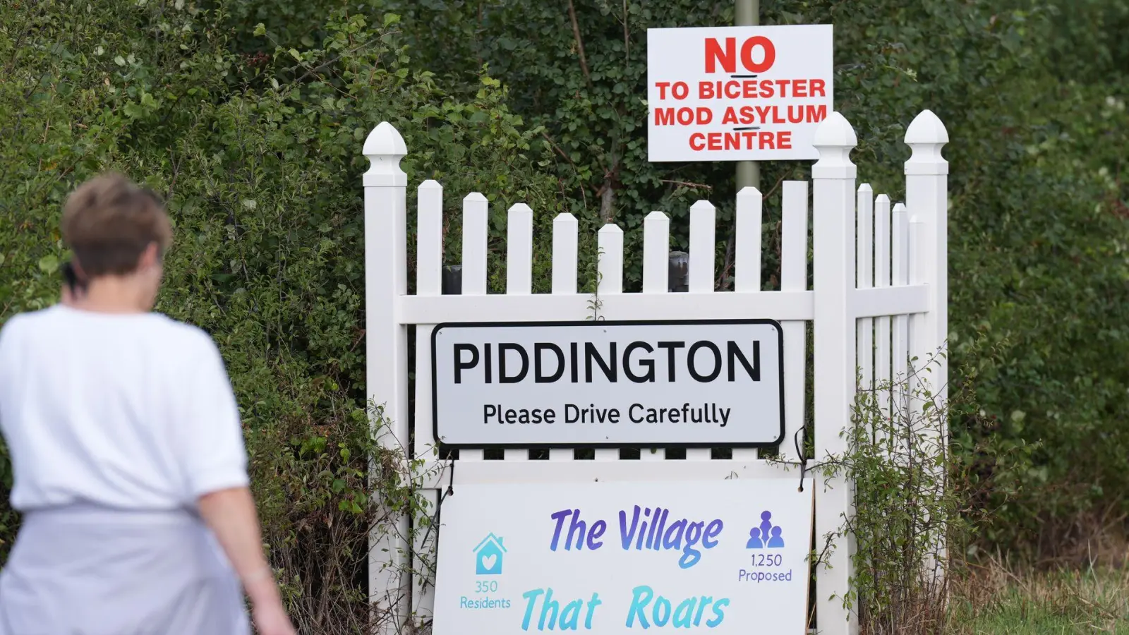 In einem britischen Dorf regt sich Protest gegen die geplante Unterbringung von Asylsuchenden.  (Foto: Joe Giddens/PA Wire/dpa)